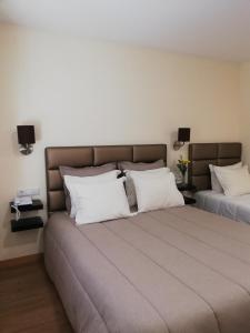 zwei nebeneinander stehende Betten in einem Schlafzimmer in der Unterkunft Hotel Peninsular in Caldelas