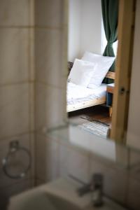A bathroom at Servus Vendégház