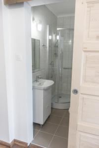 A bathroom at Servus Vendégház
