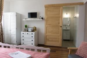 A bed or beds in a room at Servus Vendégház