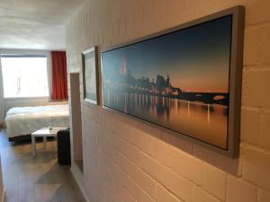 a wall with a tv on a brick wall at Ferienwohnung Marion in Sankt Englmar +1 photo