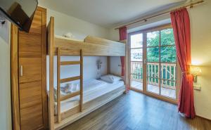 ザールバッハ・ヒンターグレムにあるAppartement Residence Top 1の二段ベッドとバルコニーが備わる客室です。