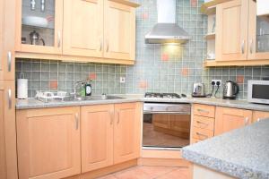 uma cozinha com um lavatório e um fogão forno superior em East Claremont - beautiful 2BR apartment in Central Edinburgh em Edimburgo