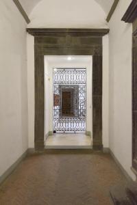 una stanza vuota con un cancello in un edificio di Il Palio suite Casato di Sopra a Siena