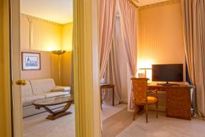 TV a/nebo společenská místnost v ubytování Grand Hotel Astoria