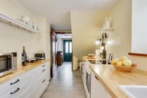 Dapur atau dapur kecil di Lake Bled Holiday Home