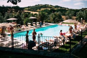 Bazén v ubytování Relais Ciavatta Country Hotel nebo v jeho okolí