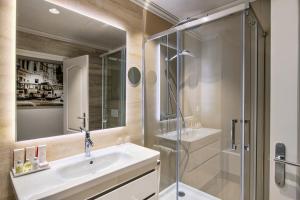 Koupelna v ubytování Salles Hotel Málaga Centro