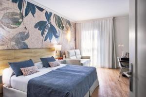 Postel nebo postele na pokoji v ubytování Salles Hotel Málaga Centro