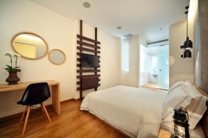 Postel nebo postele na pokoji v ubytování Hotel Clover 769 North Bridge Road