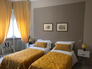 1 dormitorio con 2 camas y ventana en Hotel Residence Sant'Anna, en Bedonia