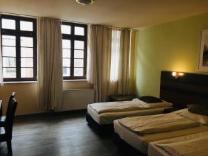 Habitación de hotel con 2 camas y 2 ventanas en AltDüsseldorf en Düsseldorf