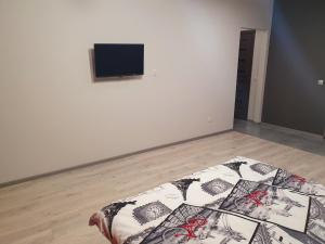 una camera con letto e TV a schermo piatto di Апартаменты Yes Silver a Užhorod
