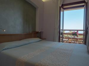 Postel nebo postele na pokoji v ubytování Hotel Cala Reale