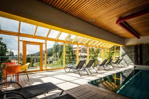 Bazén v ubytování Panorama Hotel Turracher Höhe nebo v jeho okolí