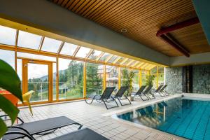 Bazén v ubytování Panorama Hotel Turracher Höhe nebo v jeho okolí