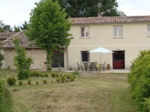 an external view of the house and garden at La Ferme de Germain in Lagorce
