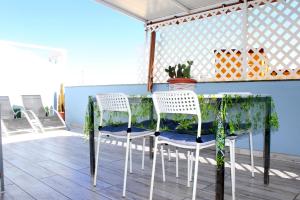 mesa con 2 sillas y mesa con mantel verde en Cactus Home Penthouse en La Garita