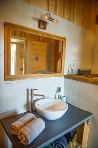 Ett badrum på La grange d'Aldaré Chambres d'hôtes