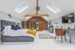 - une chambre avec un lit doté d'une couverture jaune dans l'établissement Rainbow House - Entire Place, à Lutterworth