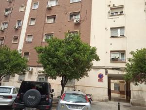 バレンシアにあるApartamento Alguerの建物の前に車を停めた駐車場