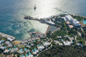 eine Luftansicht eines Resorts im Wasser in der Unterkunft Elounda Beach Hotel & Villas, a Member of the Leading Hotels of the World in Elounda