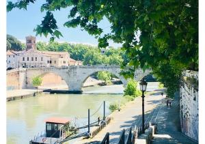 een brug over een rivier met een boot erop bij S.Apollonia Suite Trastevere in Rome