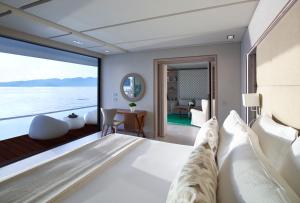 Кровать или кровати в номере Elounda Beach Hotel & Villas, a Member of the Leading Hotels of the World