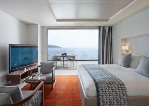 Телевизор и/или развлекательный центр в Elounda Beach Hotel & Villas, a Member of the Leading Hotels of the World
