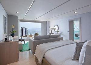 Кровать или кровати в номере Elounda Beach Hotel & Villas, a Member of the Leading Hotels of the World