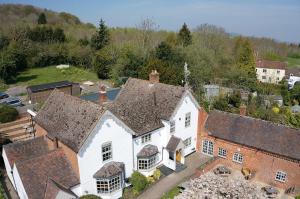una vista aérea de una gran casa blanca en The Rodney en Martley