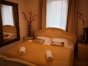 Ένα ή περισσότερα κρεβάτια σε δωμάτιο στο Kupola Apartman