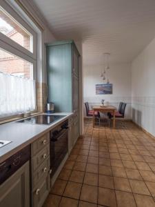 een keuken met een wastafel en een tafel bij Terrassenwohnung-Loenneberger-im-Ferienhof-Nielson in Bisdorf