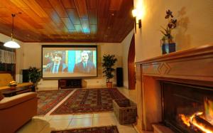 uma grande sala de estar com uma televisão de ecrã grande em Ferienhaus Bodensee Seeblick em Gaienhofen