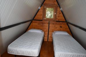 سرير أو أسرّة في غرفة في Camping Kea