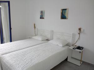 En eller flere senge i et værelse på Hotel Poulakis
