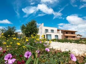 ポルト・エンペードクレにあるVilla Martorana, Camere e Appartamenti Short Let'sの建物前の花畑