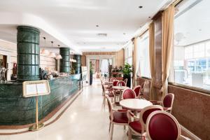 A seating area at Hotel Catullo