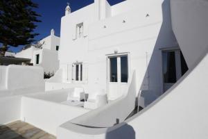 ein weißes Haus mit weißen Wänden und Treppen in der Unterkunft Morfoula's Studios in Mykonos Stadt