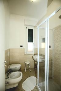 bagno con 2 servizi igienici, lavandino e doccia di B&B Passalacqua a Ortona