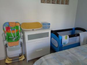 a childs bedroom with a bed and a crib at Appartement indépendant LE PANASSA, Centre ville, Garage privé in Saint-Étienne