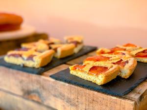 un grupo de pequeños productos alimenticios sobre una mesa en Hotel Bonadies, en Ravello