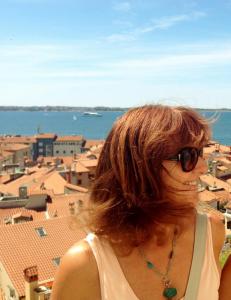 拉多夫利察的住宿－Apartments Magdalena，戴太阳镜的女人,眺望着城市