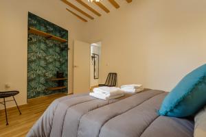 ein Schlafzimmer mit einem Bett mit blauen Kissen darauf in der Unterkunft Balcones de CANDELARIA by Cadiz4Rentals in Cádiz