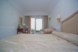 a bedroom with a large bed with a large window at Hotel Villa Fraulo in Ravello