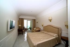 a hotel room with a bed and a television at Hotel Villa Fraulo in Ravello
