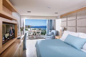 TV a/nebo společenská místnost v ubytování Elounda Bay Palace, a Member of the Leading Hotels of the World
