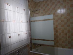 W łazience znajduje się prysznic z wanną i zasłoną prysznicową. w obiekcie Apartamento La Real w mieście Caldas de Reis +14 zdjęć