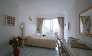 a hotel room with a bed and a mirror at Hotel Villa Fraulo in Ravello