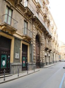 uma rua vazia em frente a um edifício em Katane Apartment em Catânia